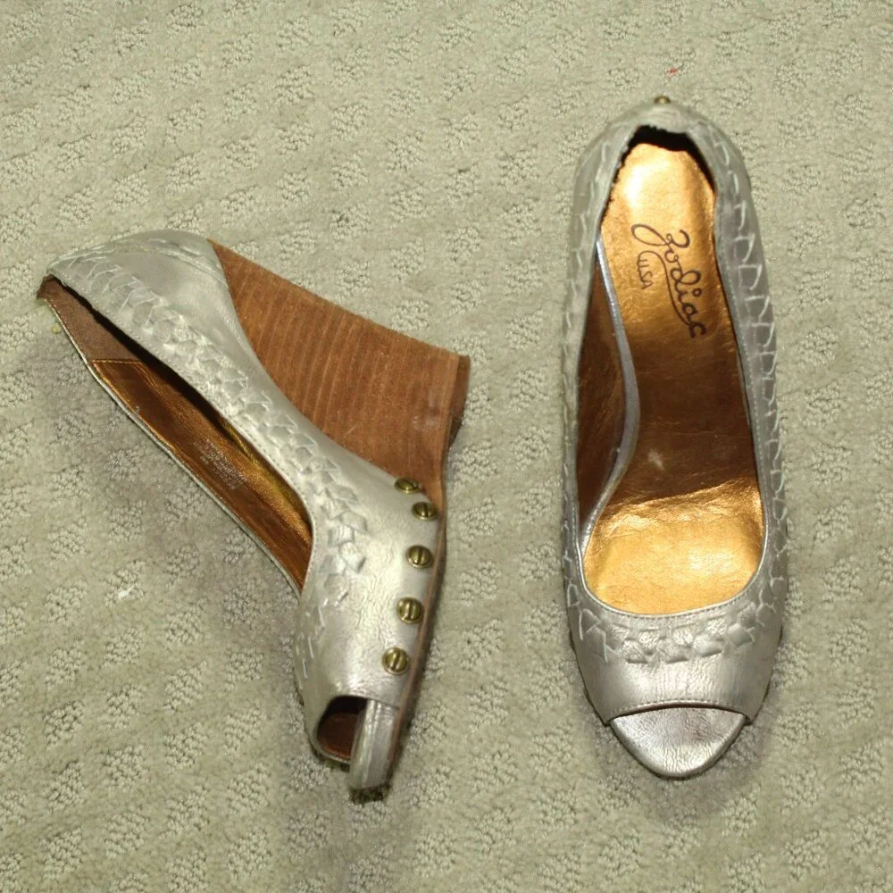 Zodiac USA Women's 8 Silver Leather Riveted Stacked Wedge 4.5